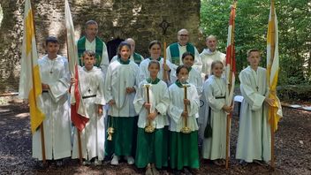 Pontifikalamt im Wald